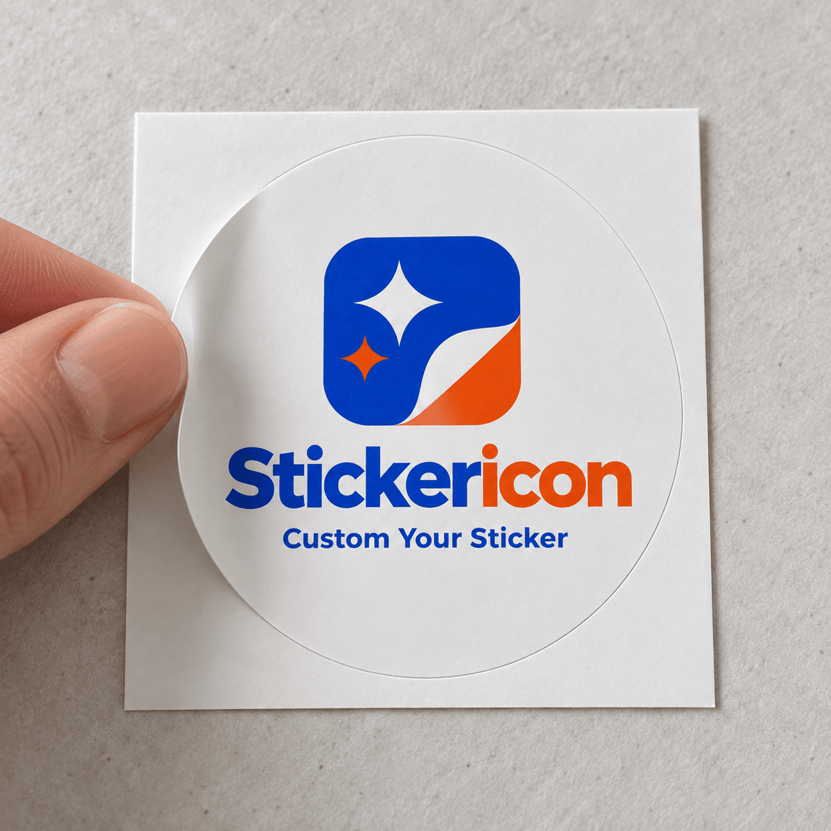 Una mano despega una pegatina redonda con logotipo de su soporte cuadrado