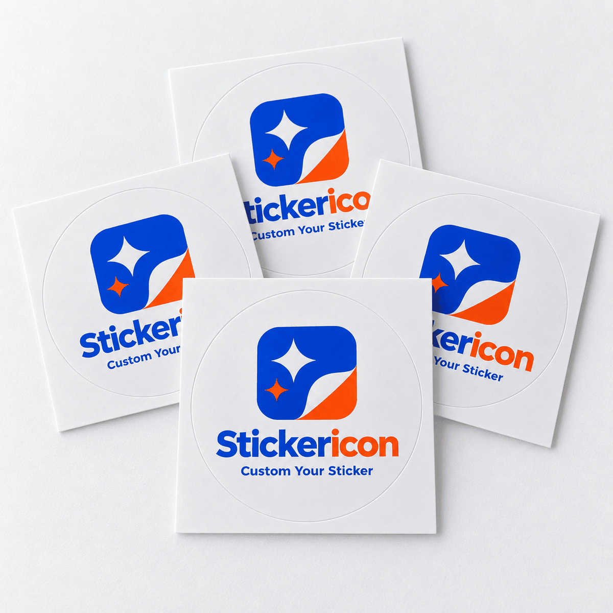 Pegatinas redondas con el logotipo de Stickericon sobre soportes cuadrados individuales